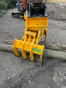 TG1000 gripping on TG1000 timber grab
